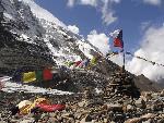 Chorten s vlajkou v z�kladn�m t�bo�e 4.700 m n.m.