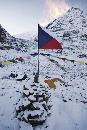 Postaven� chorten v z�kladn�m t�bo�e s podlitebn�mi vlajky. V pozad� pohled na Dhaulagiri.