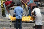 Kathmandu - ceremoni�l pochov�vania mrtv�ch. E�te posledn� pokrm a n�poj pre spopolnen�m.