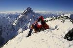 Roman na vrcholu Rocky Summit, jednoho ze tři vrcholů Broad Peaku. V pozadí hora K2.